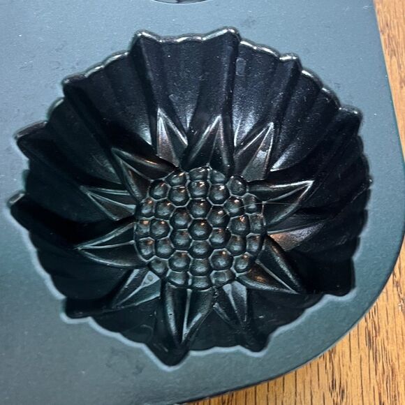 Nordic Ware Bouquet Bundt Cake Pan Rose Daisy Sunflower 6 Section 1.8 Liters - Picture 2 of 8